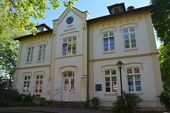 Außenansicht des Bürgerhauses Trittau am Europaplatz im Frühling.