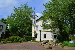 Seitenansicht des Bürgerhauses mit Partnerschaftsbaum auf dem Europaplatz © Verena Künstner