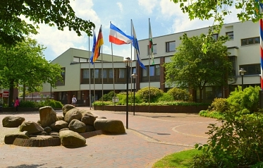 Außenansicht der Gemeindeverwaltung Trittau am Europaplatz mit Fahnen.&nbsp;&copy;&nbsp;Gemeinde Trittau