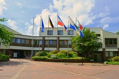 Außenansicht der Gemeindeverwaltung Trittau am Europaplatz im Frühling&nbsp;&copy;&nbsp;Gemeinde Trittau