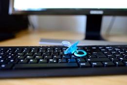 Online Voranmeldung Kinderbetreuung Blauer Schnuller liegt auf einer Computertastatur vor einem Bildschirm. © pixabay.com
