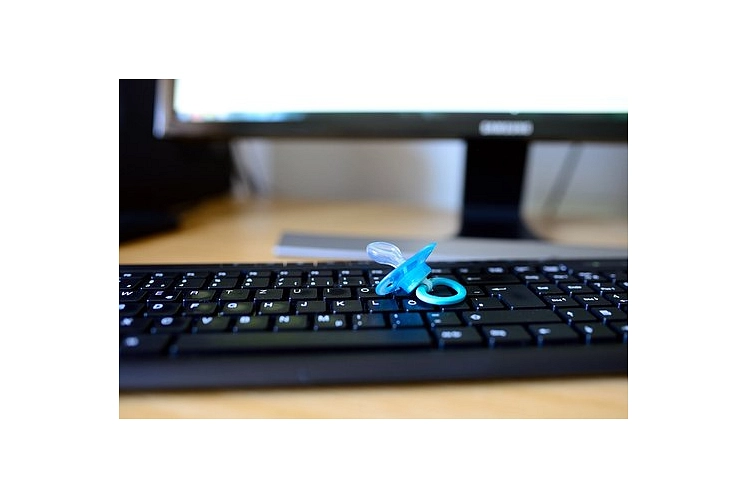 Blauer Schnuller liegt auf einer Computertastatur vor einem Bildschirm.&nbsp;&copy;&nbsp;pixabay.com