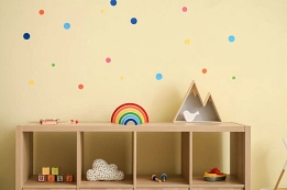 Spielzeug im Betreuungsraum Regal mit Kinderspielzeug und Deko in einem hellen Betreuungsraum. © pixelshot via Canva.com