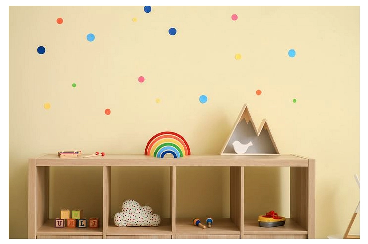 Regal mit Kinderspielzeug und Deko in einem hellen Betreuungsraum.&nbsp;&copy;&nbsp;pixelshot via Canva.com