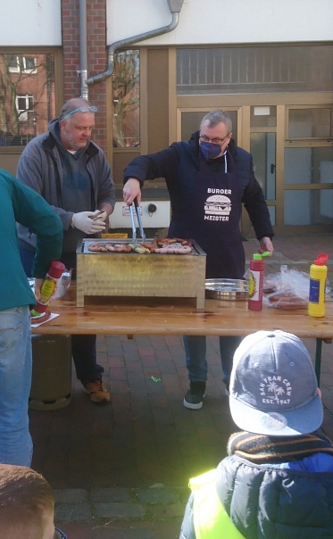 Trittau, sauber und satt. Hier grillt der Burgermeister für seine Bürger